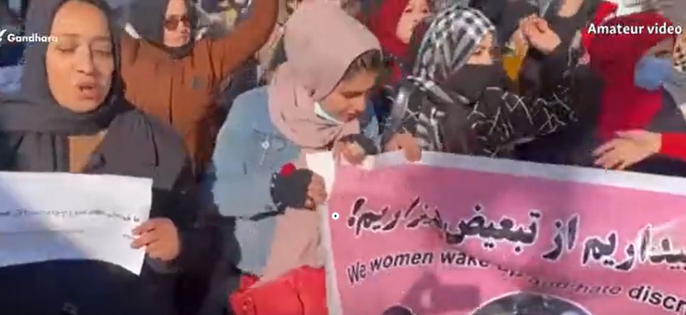 Kabul, spari contro le donne afghane che manifestano contro le leggi dei talebani: “Siamo vigili, odiamo la discriminazione”
